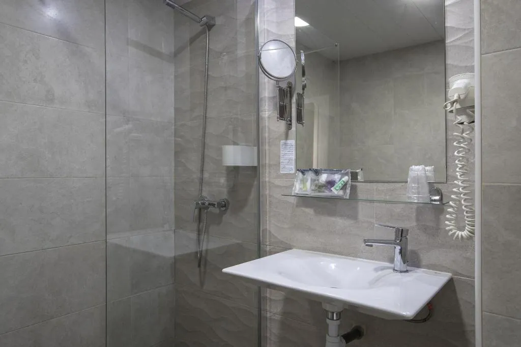 Room, Cuatro Naciones, Barcelona