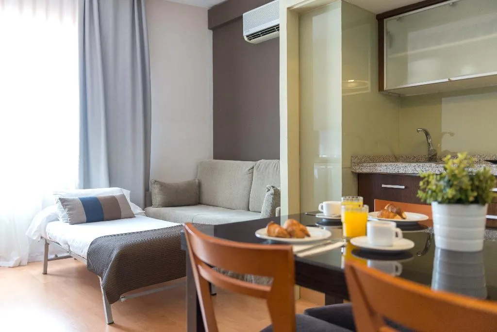 APARTMENT CAPACITY 3 Room, Senator Barcelona Apartments, Barcelona