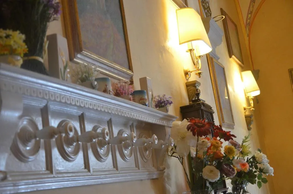 Lobby, Mia Cara, Florence