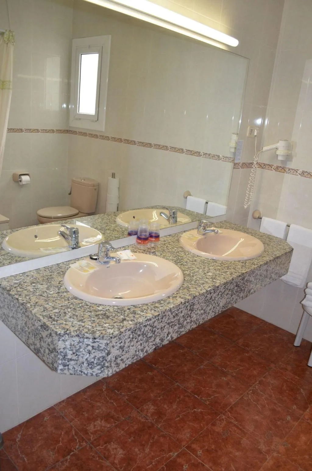 Room, Cuatro Naciones, Barcelona
