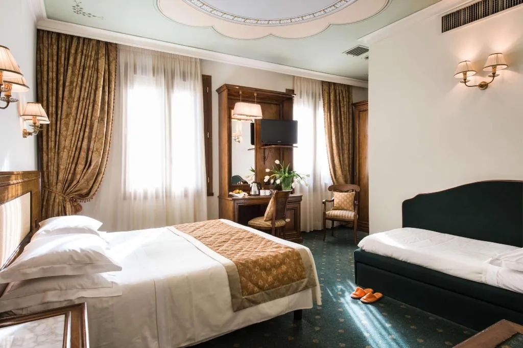 Room, Adler Cavalieri Hotel-Private Spa & Gym, Florence