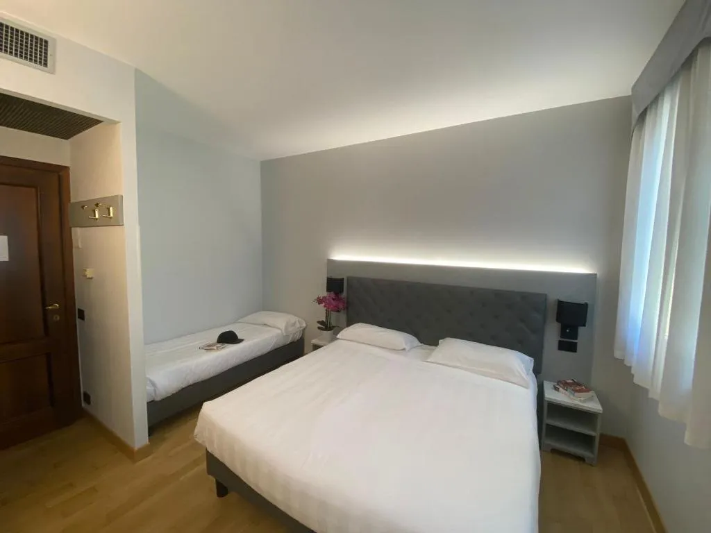 TRIPLE STANDARD Room, Park Hotel Villa Giustinian, Venice