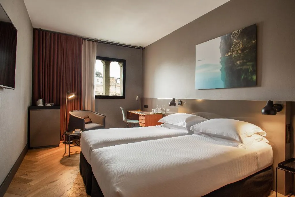 TWIN STANDARD Room, Alexandra Barcelona, Curio Collection by Hilton, Barcelona