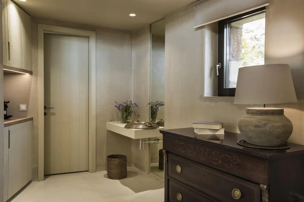 Room, F Zeen, Kefallinia