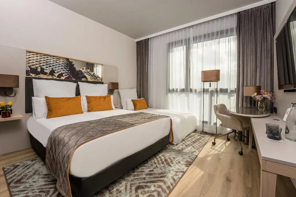 TRIPLE COMFORT Room, Leonardo Royal Hotel Barcelona Fira, Barcelona