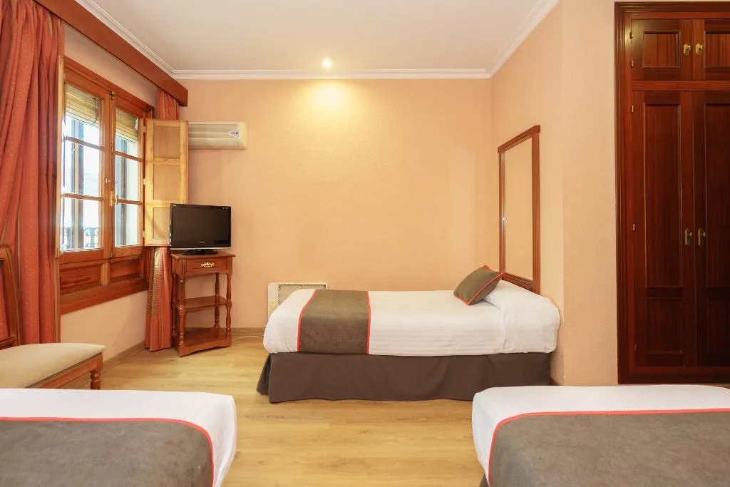 TRIPLE STANDARD Room, Los Castaños, Seville