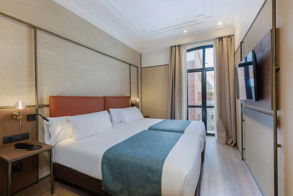 TRIPLE SUPERIOR Room, Hotel Medinaceli 4*S, Barcelona