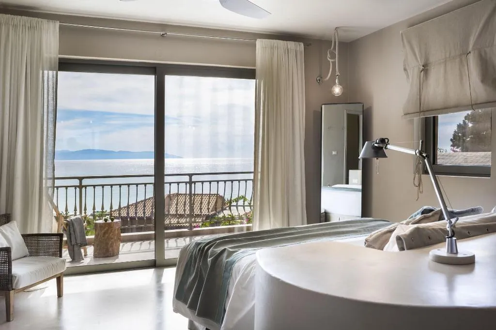 Room, F Zeen, Kefallinia