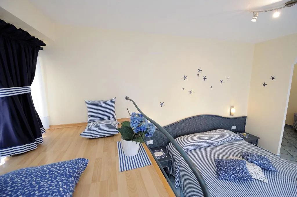 Room, Sharon House, Naples