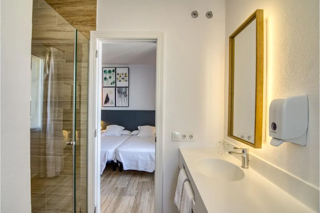 Double or Twin STANDARD Room, Hostal Restaurante La Isla S.L., Menorca