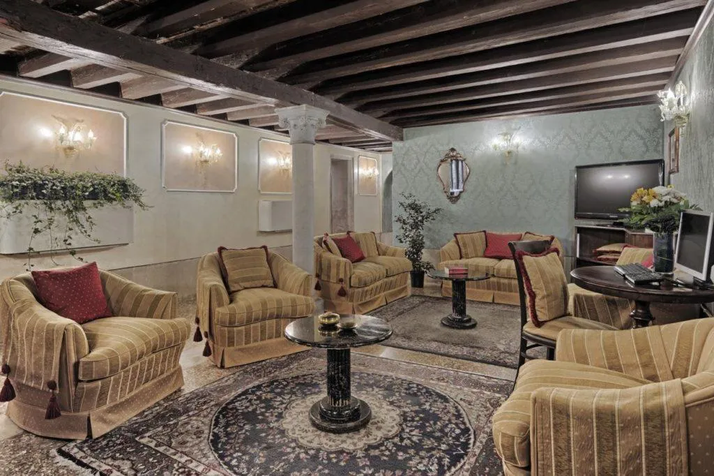 Lobby, Pausania, Venice