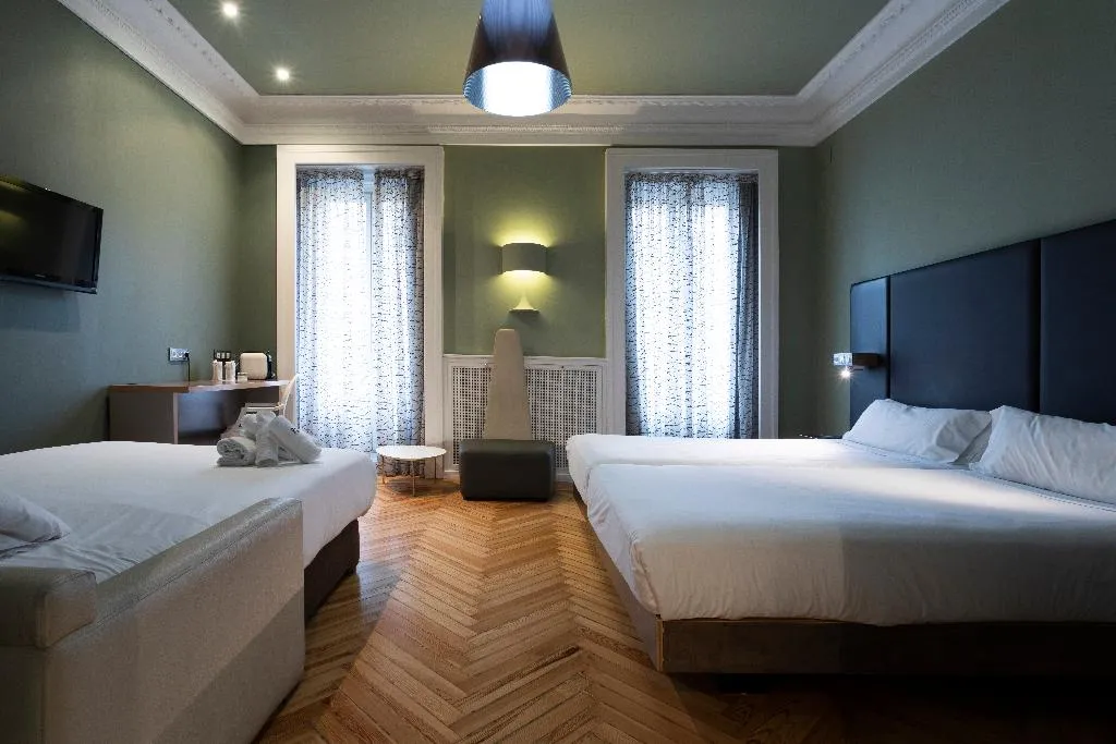 DOUBLE CAPACITY 4 ONE BEDROOM Room, Petit Palace Lealtad Plaza, Madrid