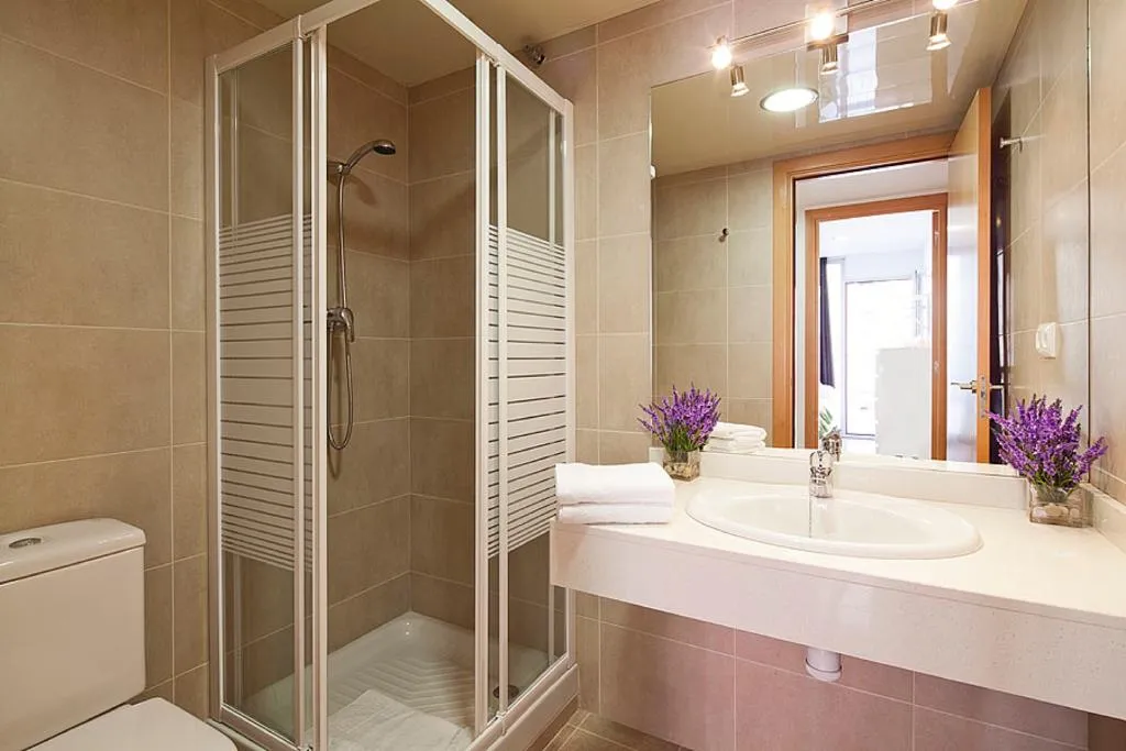 APARTMENT TWO BEDROOMS Room, Charmsuites Paralel, Barcelona