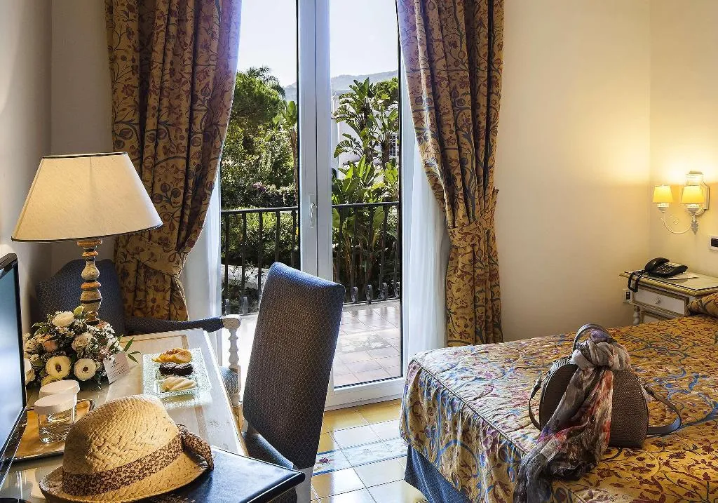 Room, Excelsior Belvedere Hotel & Spa, Naples
