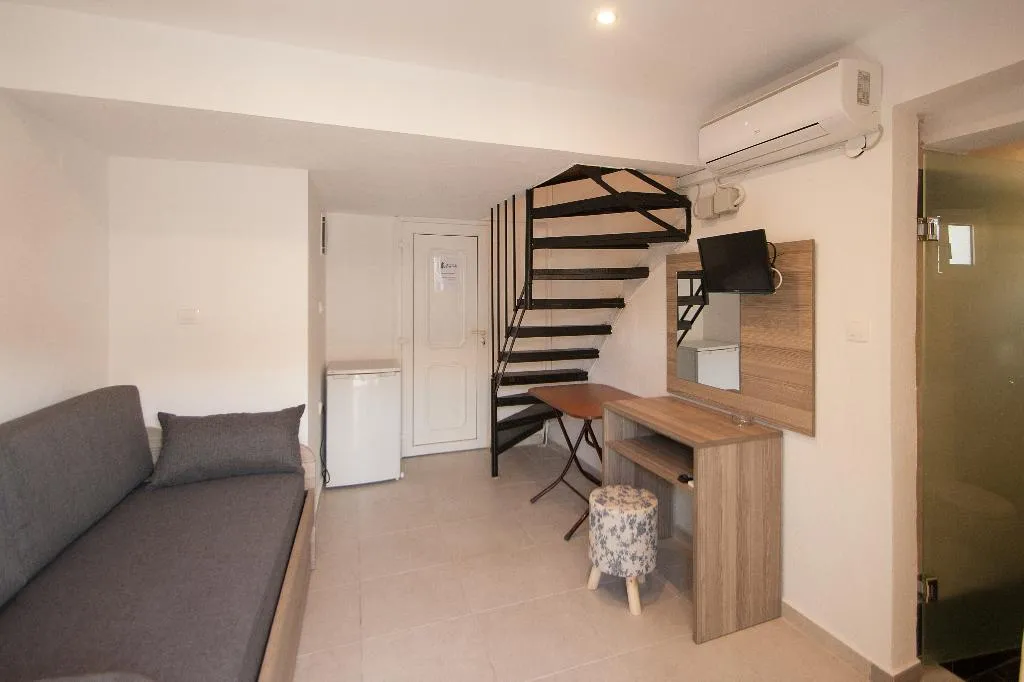 QUADRUPLE STANDARD Room, Pension Avocado, Skiathos