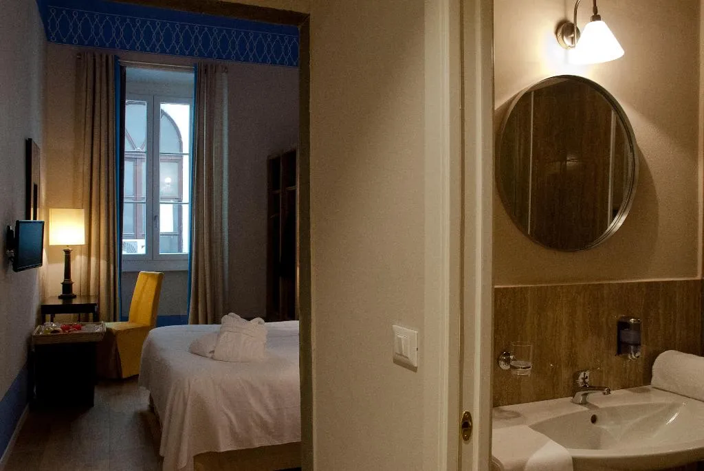 QUADRUPLE CITY VIEW Room, Black 5 Florence Suite, Florence