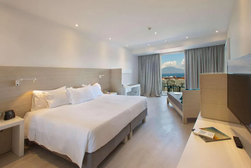 TRIPLE DELUXE SEA VIEW Room, Hilton Sorrento Palace, Naples
