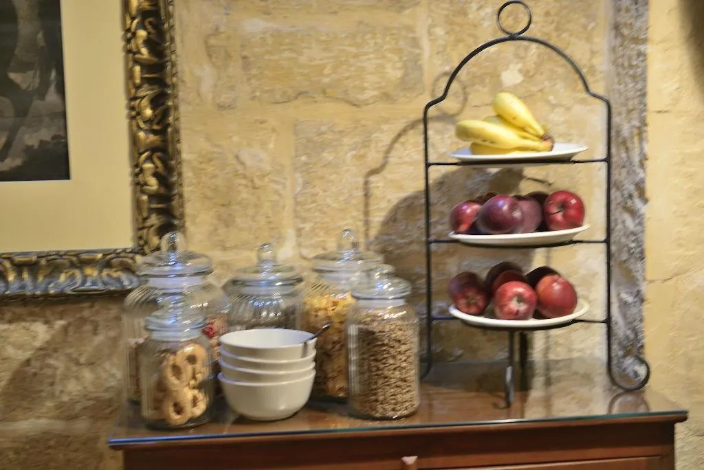 Restaurant, The Burrow Guest House, Malta