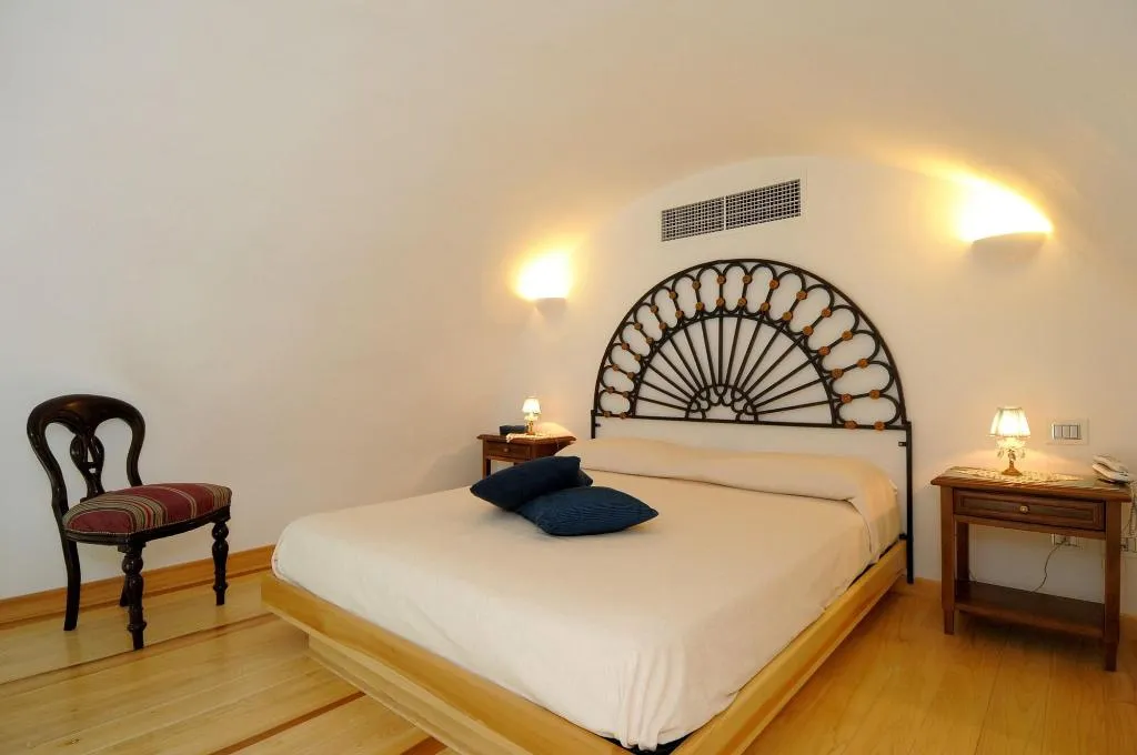 Room, Residenza Luce, Naples