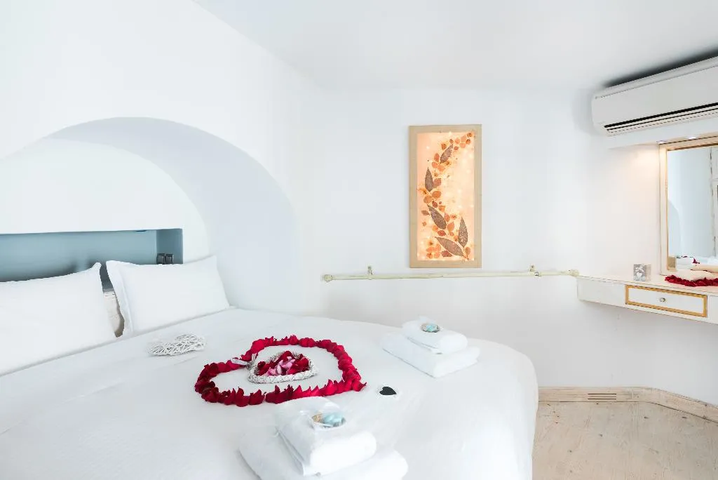 SUITE WITH JACUZZI Room, Hyperion Oia Suites, Santorini