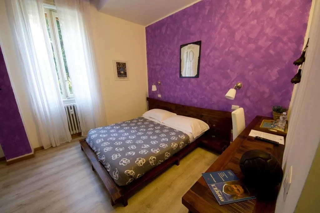 Room, Luci A San Siro, Milan