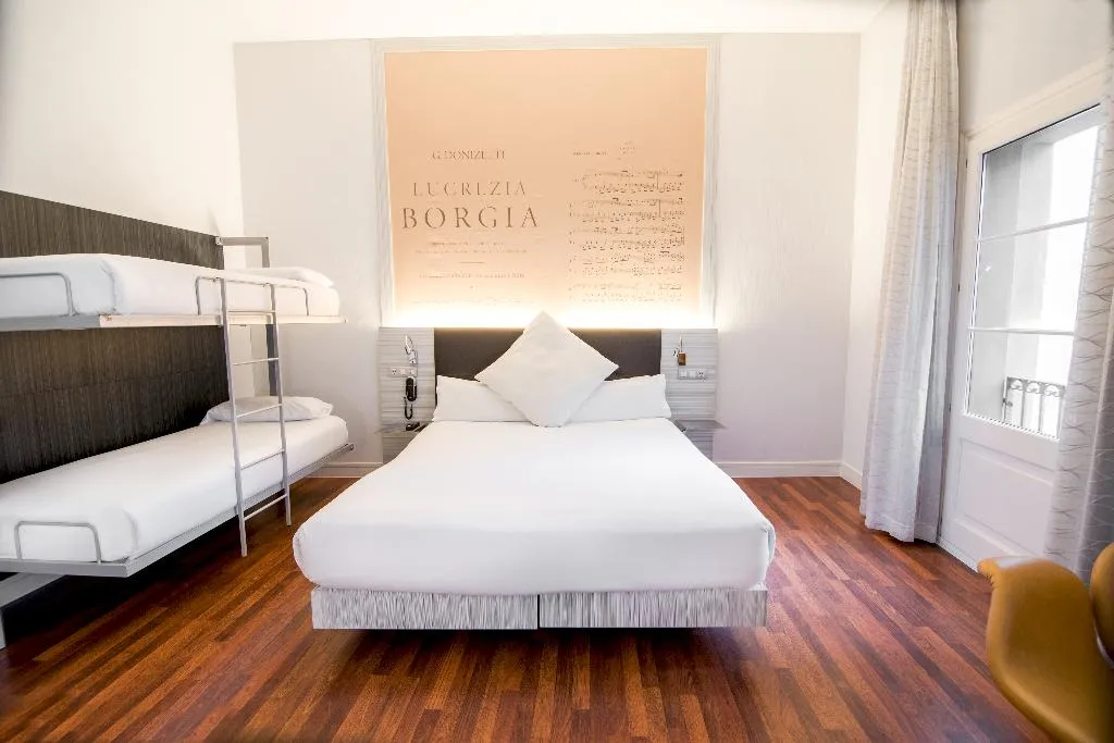 QUADRUPLE SUPERIOR Room, Petit Palace Boquería Garden, Barcelona