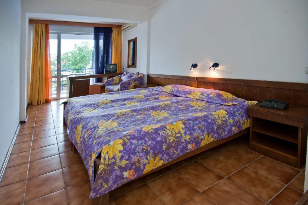 Room, Regina, Bourgas