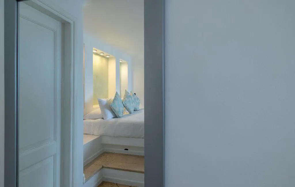 SUITE WITH JACUZZI Room, Above Blue Suites, Santorini