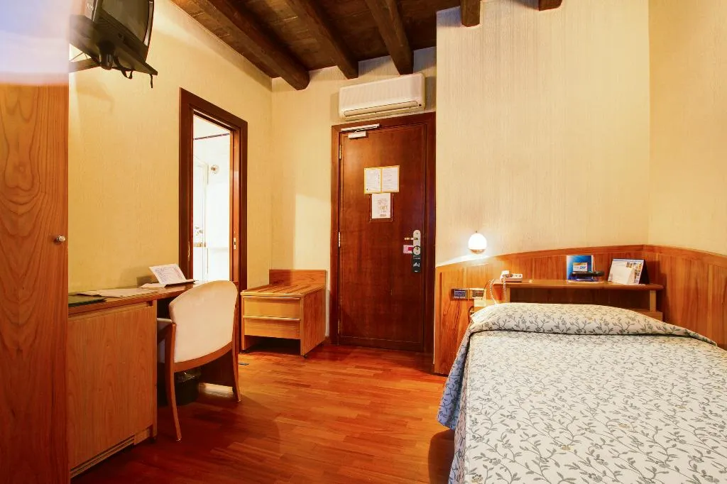SINGLE STANDARD Room, Corot, Rome