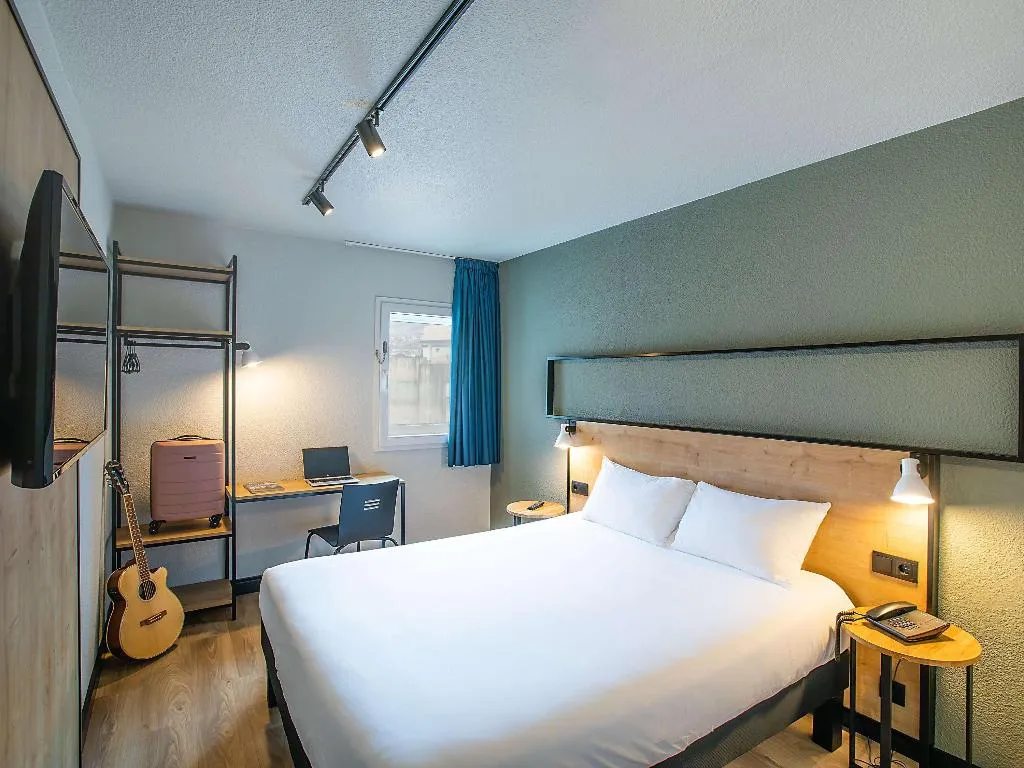 DOUBLE SUPERIOR WITH DOUBLE BED Room, Ibis Guimaraes, Porto