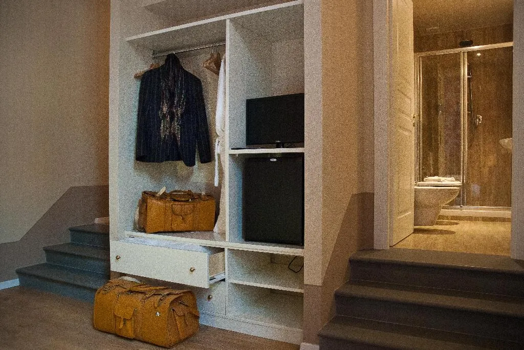 QUADRUPLE CITY VIEW Room, Black 5 Florence Suite, Florence