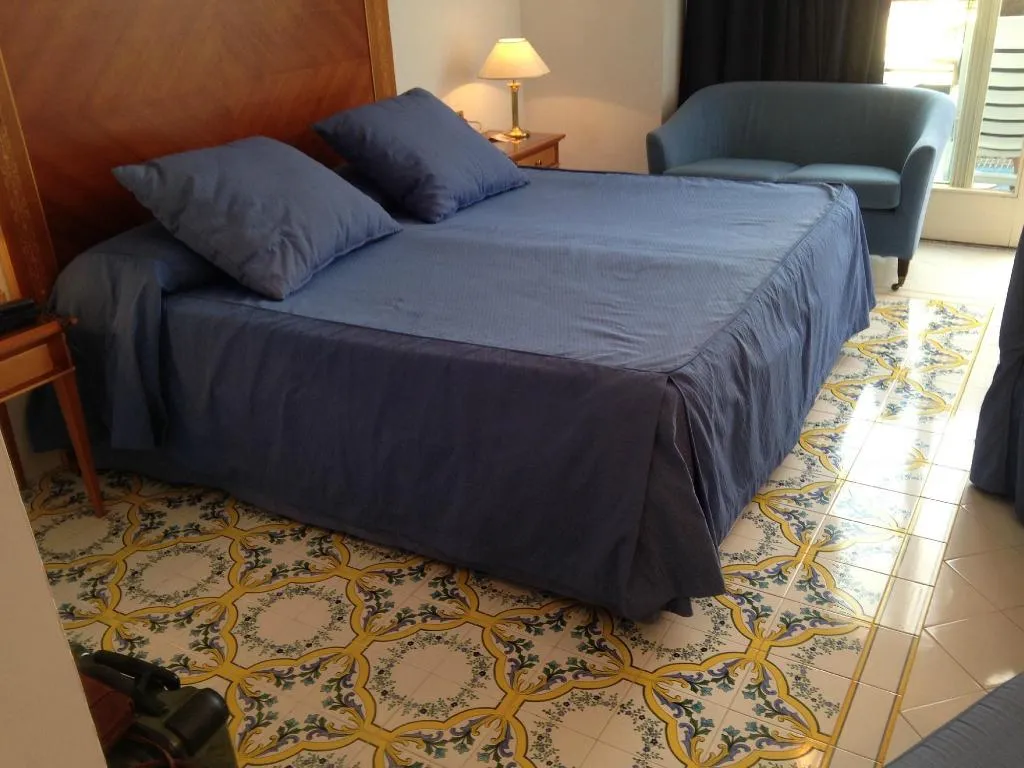 FAMILY ROOM CAPACITY 4 Room, Continental, Naples