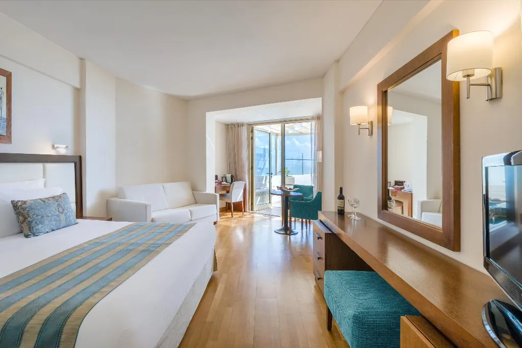 SUITE WITH JACUZZI Room, Golden Bay Beach hotel, Cyprus