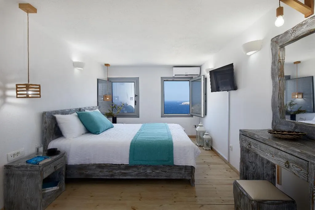 SUITE WITH JACUZZI Room, Symmetry Suites, Santorini
