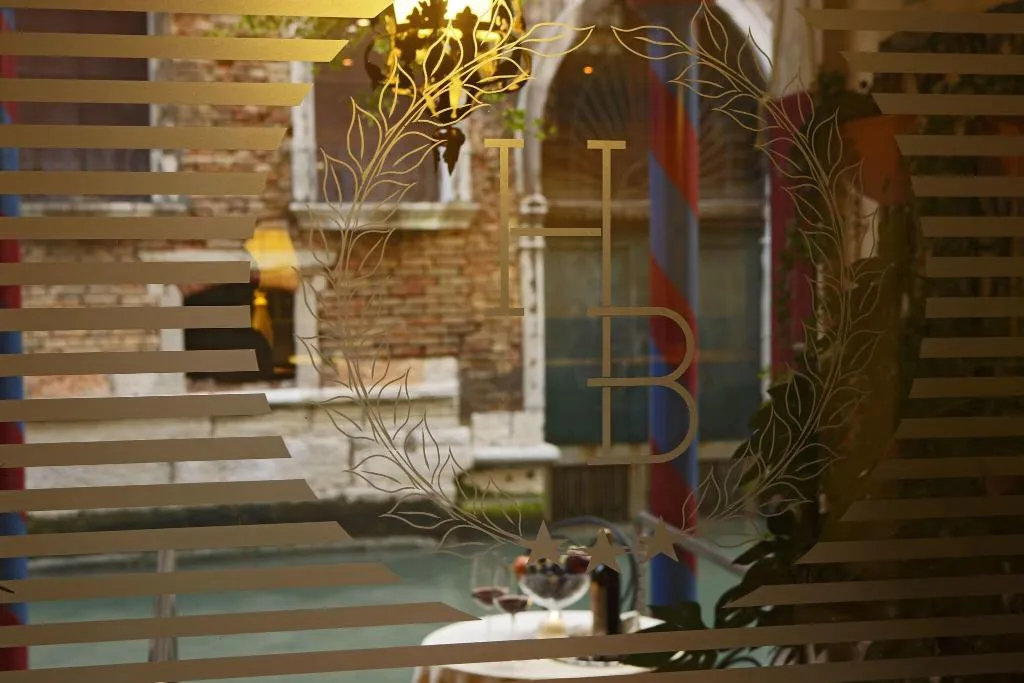 Lobby, Becher, Venice