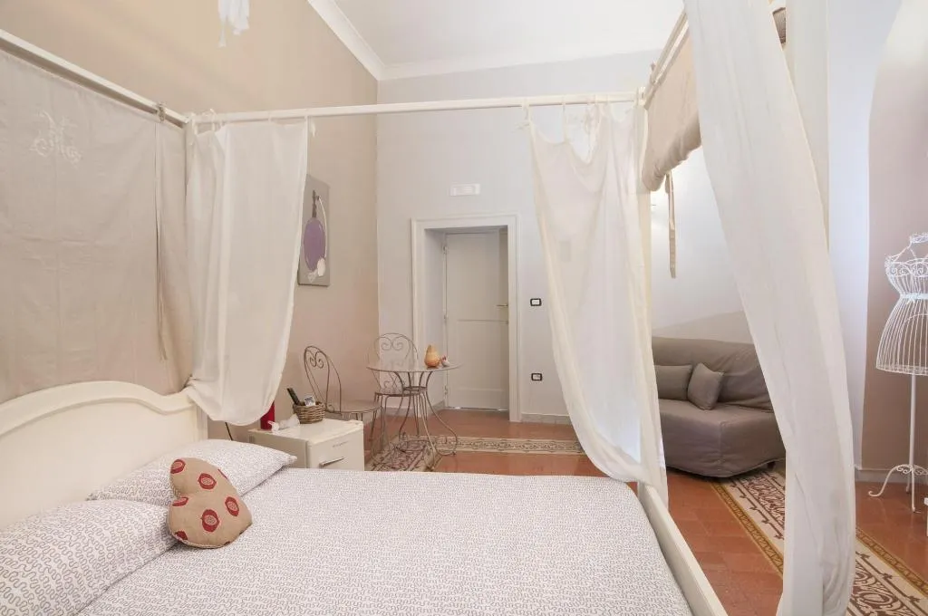 Room, B&B Napul'art, Naples