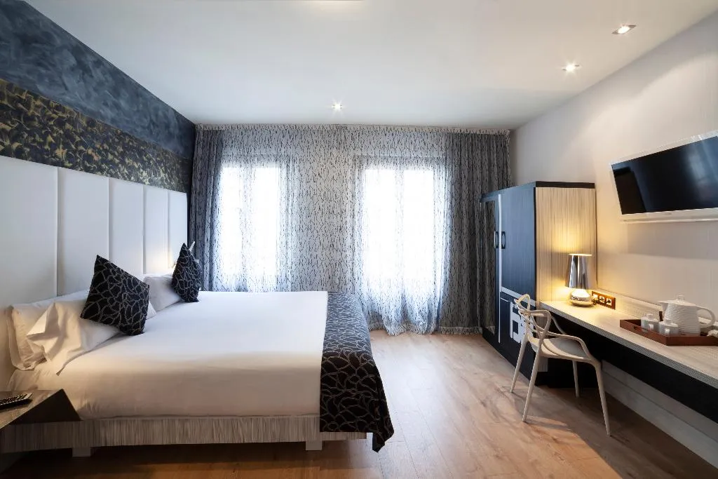 QUADRUPLE STANDARD Room, Petit Palace Savoy Alfonso XII, Madrid