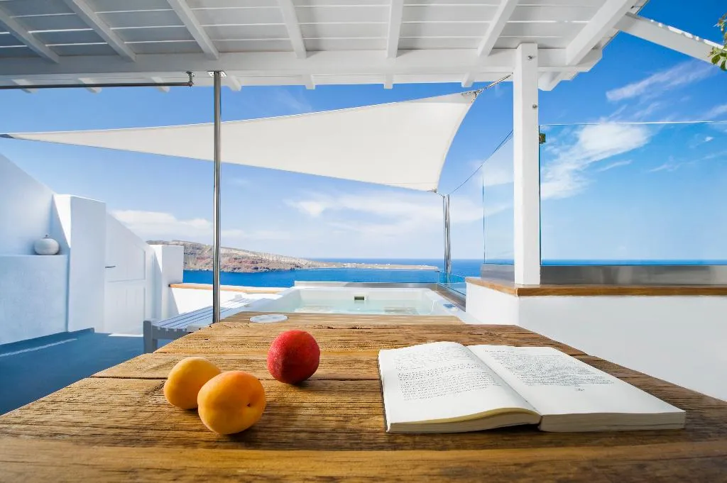 SUITE WITH JACUZZI Room, Hyperion Oia Suites, Santorini