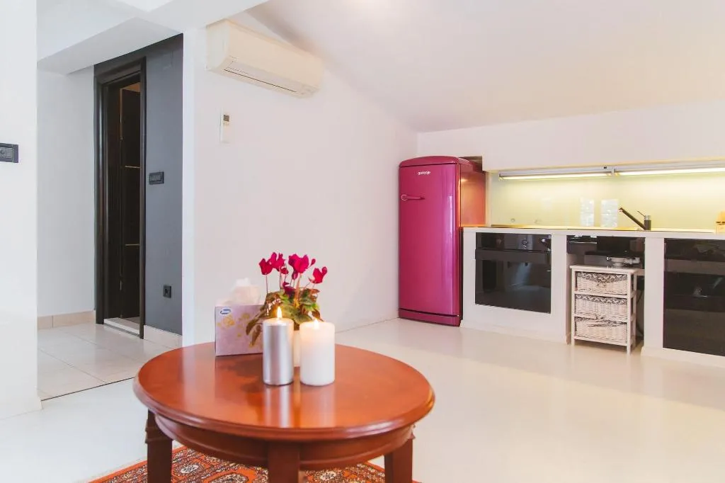 Room, House Karkovich, Split