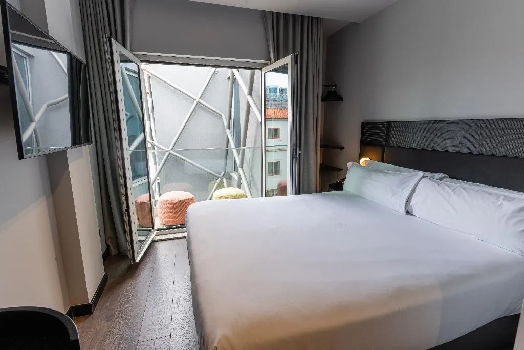 DOUBLE WITH BALCONY Room, Chic & Basic Gravity, Porto