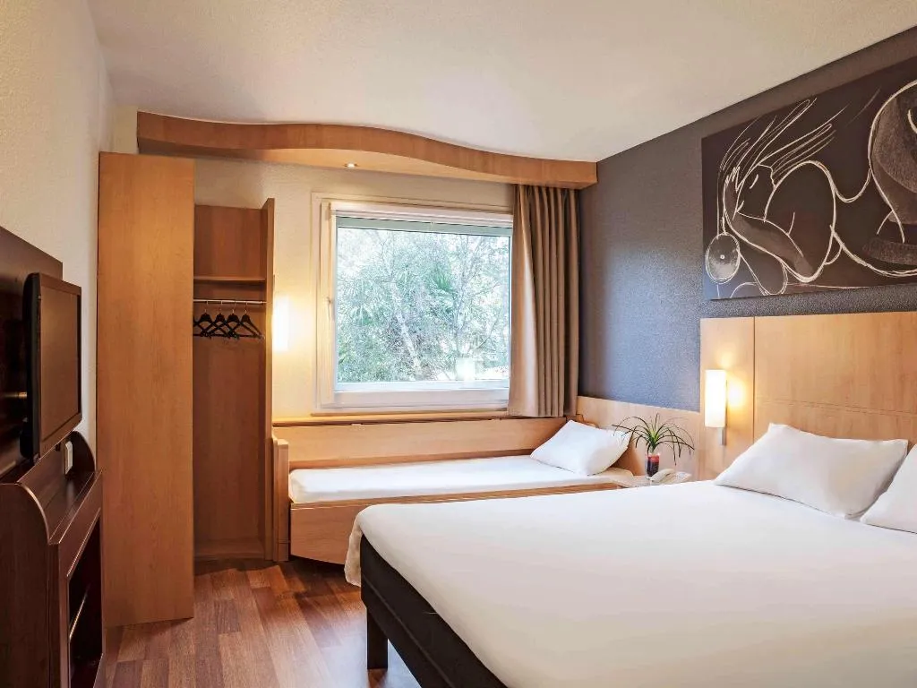DOUBLE WITH DOUBLE BED Room, Ibis Barcelona Cornella, Barcelona