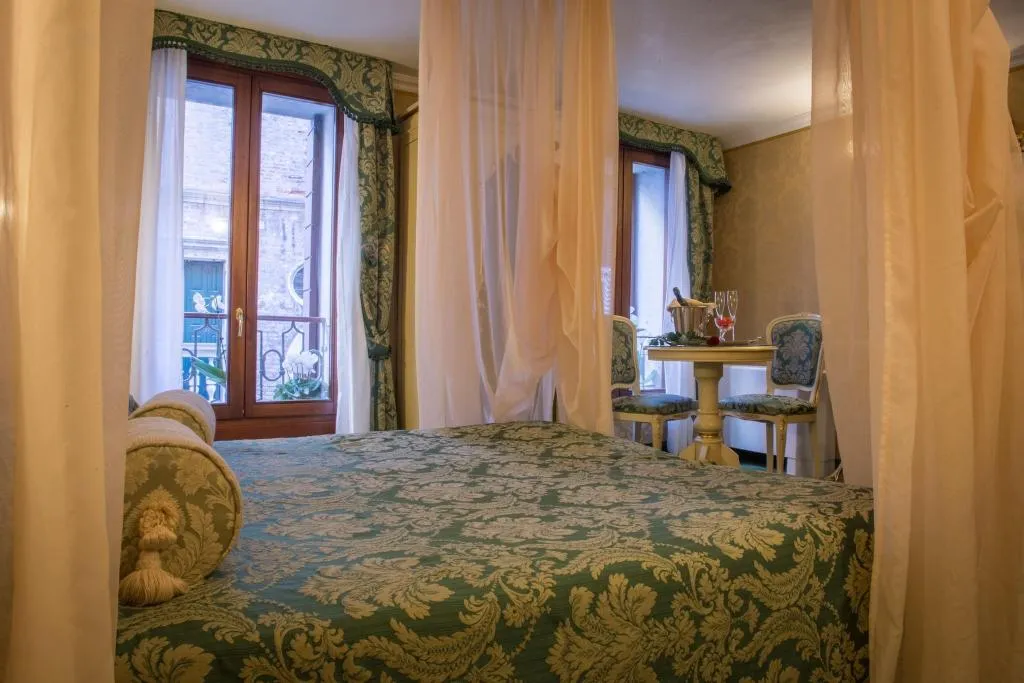 DOUBLE SUPERIOR Room, Becher, Venice