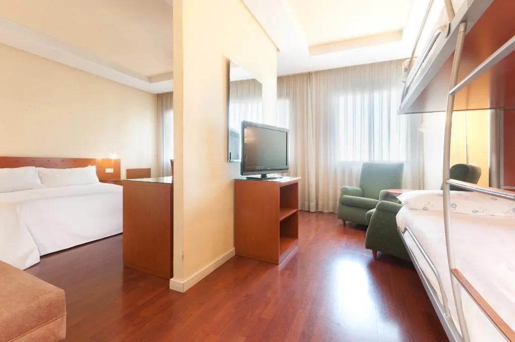 FAMILY ROOM STANDARD Room, Hotel Madrid Chamartín Affiliated by Meliá, Madrid