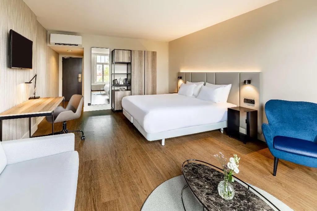 JUNIOR SUITE STANDARD Room, NH Amsterdam Schiller, Amsterdam