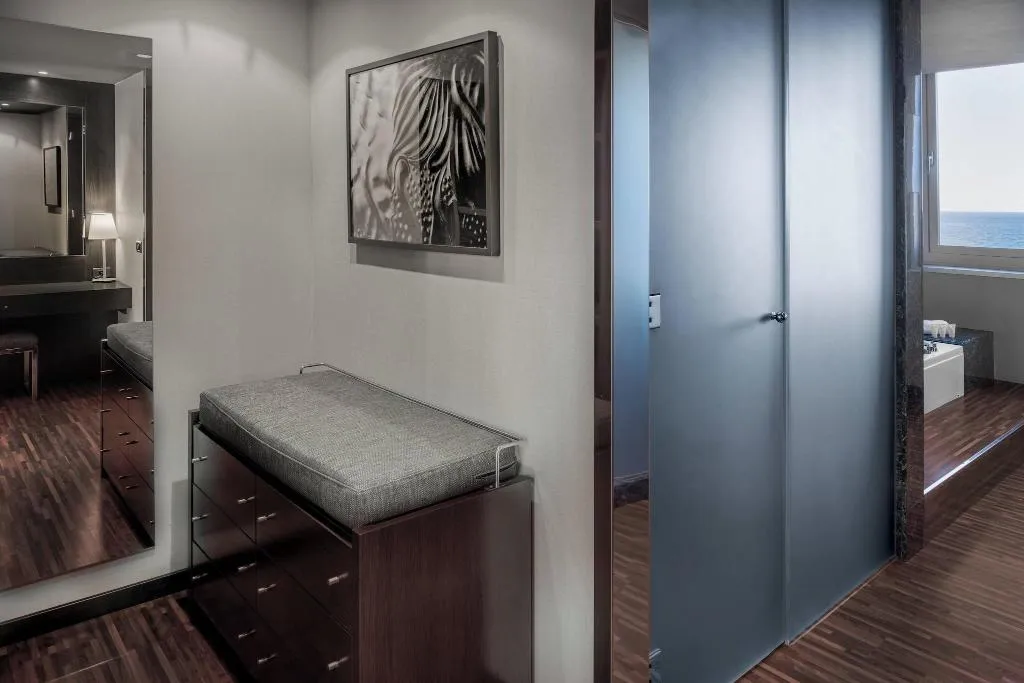 SUITE KING SIZE BED Room, Leonardo Royal Hotel Barcelona Forum, Barcelona