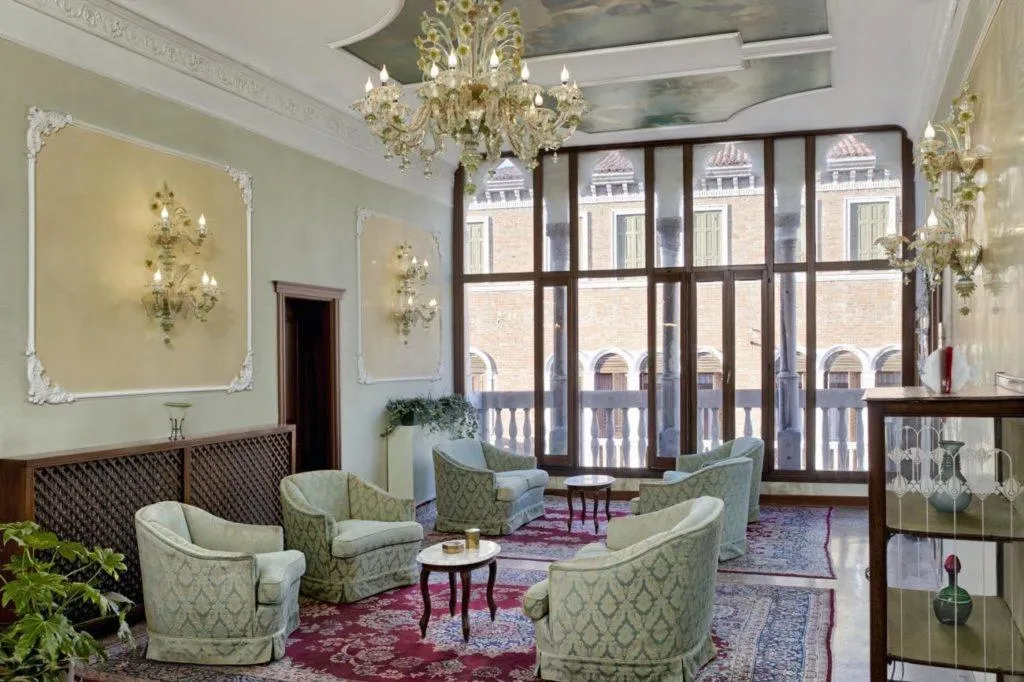 Lobby, Pausania, Venice
