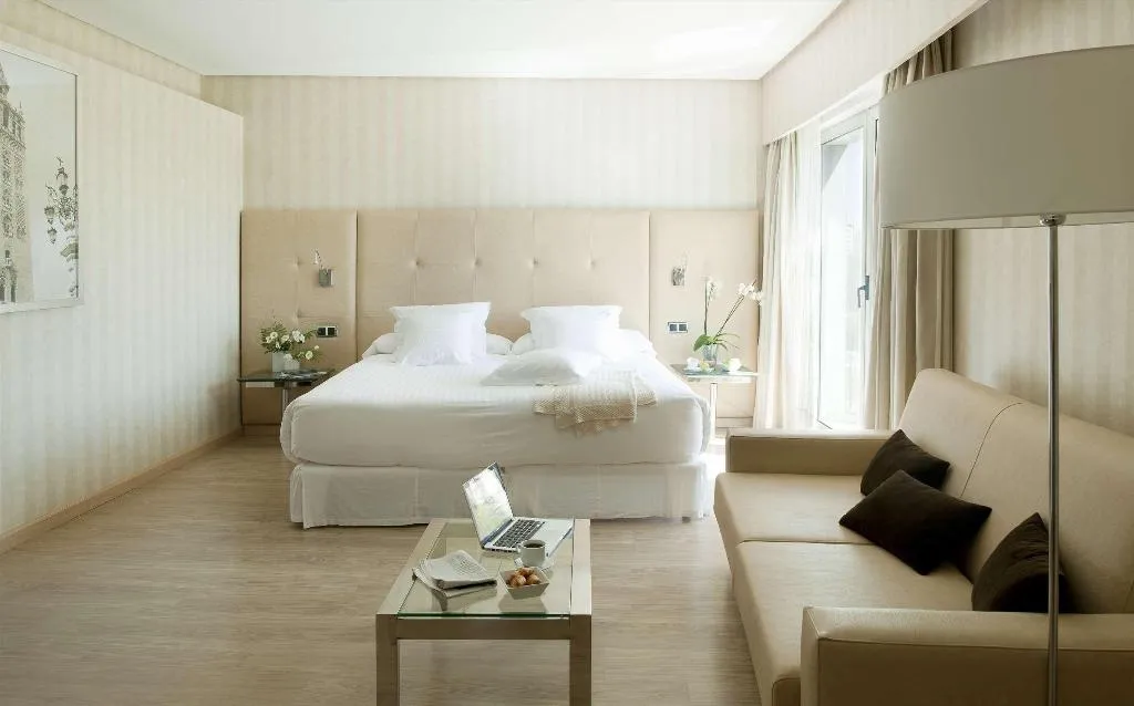 JUNIOR SUITE STANDARD Room, Barcelo Sevilla Renacimiento, Seville