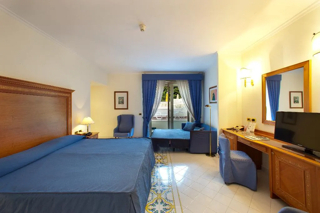 FAMILY ROOM CAPACITY 4 Room, Continental, Naples