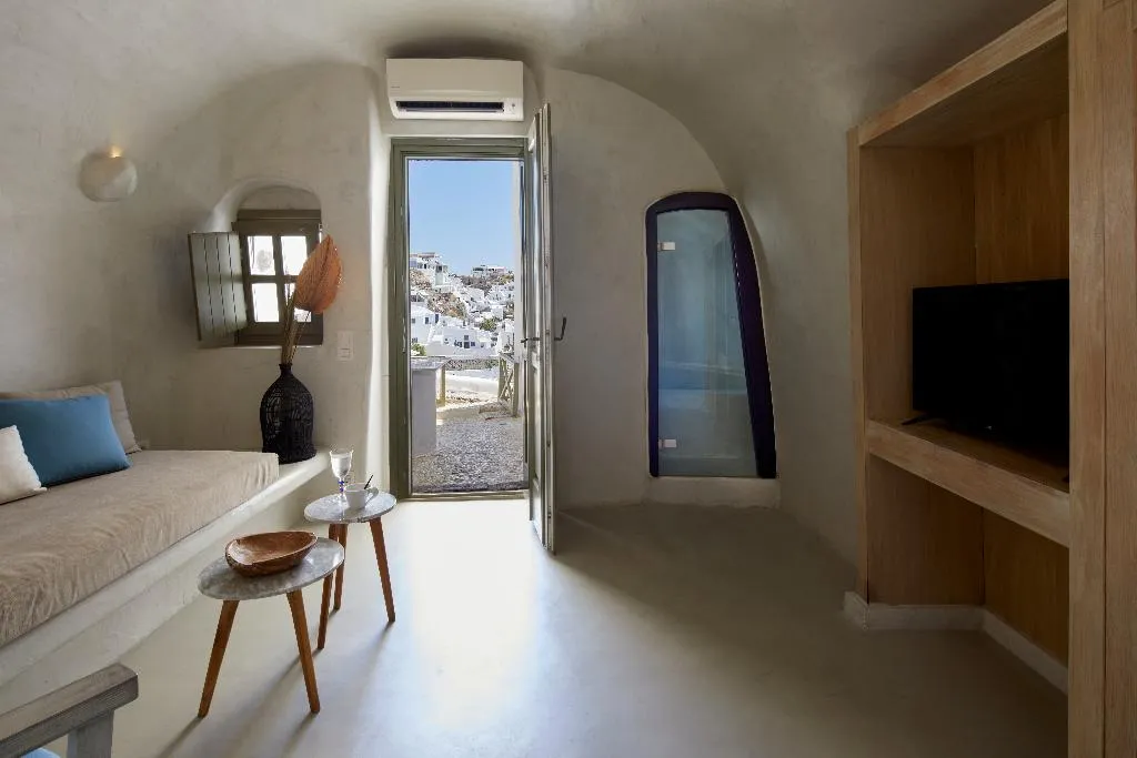SUITE WITH JACUZZI Room, Rhenia'S Suites, Santorini