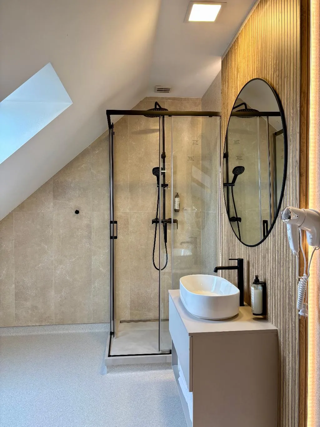 QUADRUPLE FOUR BEDROOMS TWO BATHROOMS Room, Fero Express, Krakow